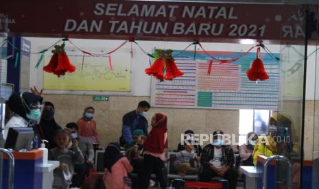 Sejumlah penumpang kereta api jarak jauh menunggu keberangkatan di Stasiun Kotabaru, Malang, Jawa Timur