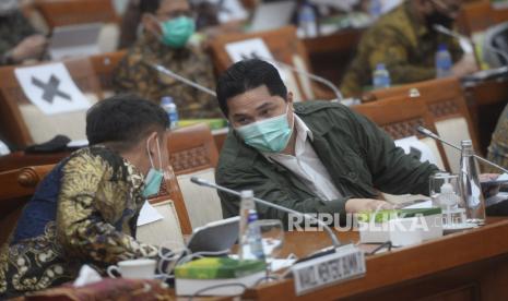 Menteri BUMN Erick Thohir (kanan) berbincang sebelum mengikuti rapat kerja dengan Komisi VI DPR di Kompleks Parlemen, Senayan, Jakarta, Rabu (15/7). Kementerian Keuangan (Kemenkeu) mencatat, total pencairan Penyertaan Modal Negara (PMN) kepada BUMN dan lembaga baru mencapai 37,6 persen. 