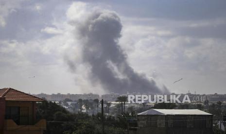 Asap menjulang setelah serangan penjajah penjahat Israel menyerang Khan Yunis, selatan Jalur Gaza, Palestina, Senin (4/3/2024).