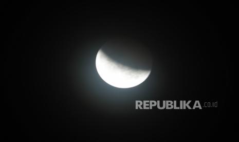  Gerhana bulan total di langit Purwakarta, Selasa, 8 November 2022. Gerhana bulan total kembali terjadi, fenomena astronomi yang hanya akan terlihat di beberapa belahan dunia dan tidak akan terulang hingga tahun 2025.