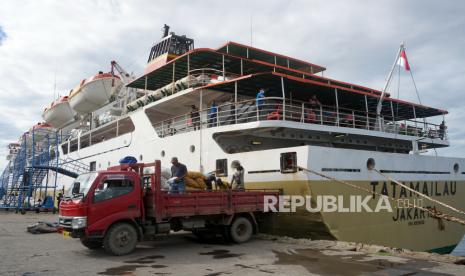 Buruh pelabuhan mengangkut sayur mayur di pelabuhan laut Kota Sorong, Papua Barat, Jumat (7/5/2021). Selama masa pelarangan mudik 6-17 Mei 2021, pengiriman barang logistik dan kebutuhan menjelang Idul Fitri 1442 H tetap stabil dengan pengoperasian kapal laut seperti kondisi normal. 