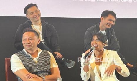 Aktris Nirina Zubir saat menghadiri special screening Jatuh Cinta Seperti di Film-Film (JESEDEF). 