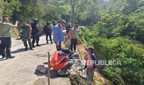 Bupati Garut Rudy Gunawan meninjau perbaikan beberapa ruas jalan di wilayah Garut bagian selatan, Sabtu (12/8/2023).