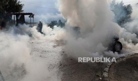 Warga Palestina bentrok dengan tentara Israel di desa Burqa dekat kota Nablus, Tepi Barat, 23 Desember 2021. Bentrokan meletus setelah pemukim Israel tiba untuk memprotes di dekat desa tempat seorang pemukim dibunuh pekan lalu oleh warga Palestina.