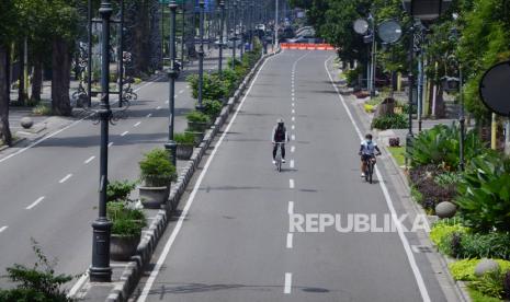 Jalan Ir H Djuanda, Kota Bandung, lengang saat diberlakukannya penutupan jalan, Rabu (15/4). Kota Bandung berencana akan melakukan Pembatasan Sosial Berskala Besar (PSBB) pada tanggal 22 April 2020 selama 14 hari