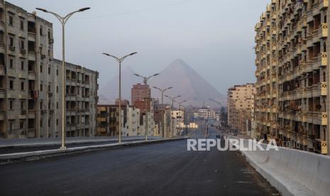 2.179 Pelajar Mesir di Ukraina Mengajukan Pindah ke Universitas Mesir. Foto:   Piramida Giza terlihat dari jembatan yang baru dibangun, bagian dari kampanye megaproyek yang mencakup pembangunan kota, jalan, jembatan, dan terowongan baru untuk mengurai kemacetan di Kairo, salah satu kota terpadat di dunia, Mesir, Selasa 27 Juli 2021.