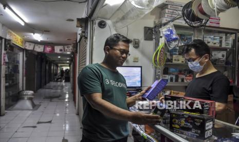 Warga memilih set top box (STB) tv digital di salah satu toko elektronik. Pemerintah melalui Kementerian Komunikasi dan Informasi (Kemenkominfo) telah menghentikan siaran televisi analog di wilayah Jabodetabek dan sejumlah daerah per Rabu (2/11/2022) pukul 24.00 WIB. Kondisi itu dikeluhkan warga yang belum memiliki set top box (STB).