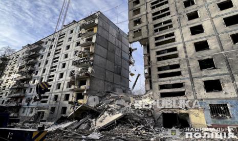 Pihak berwenang Ukraina mengatakan seorang pria berusia 50 tahun dan putrinya yang berusia 11 tahun tewas dalam serangan pasukan Rusia ke gedung tempat tinggal di barat daya Kota Zaporizhzhia