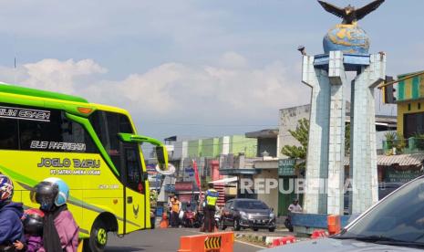 Polres Malang melaksanakan rekayasa lalu lintas di sejumlah ruas jalan, Senin (24/4/2023). Jumlah kendaraan yang melintasi wilayah Malang, Jawa Timur mengalami peningkatan.