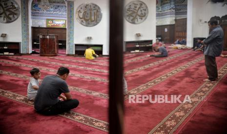 Warga beribadah di Masjid Cut Meutia, Jakarta, Rabu (2/4/2023). Atik (64) merupakan marbut atau pengurus di Masjid Cut Meutia dari tahun 1998. Selama 25 tahun, tugas ia adalah memastikan semua area masjid bersih agar nyaman saat digunakan untuk ibadah. Menurutnya menjadi marbut masjid merupakan pilihan hidupnya, karena bisa beribadah secara tenang, merasa dekat dengan masjid, serta mendapatkan keberkahan dari pekerjaannya. Selama bekerja sebagai marbut, Atik selalu merindukan momen bulan suci Ramadhan, meski tugasnya bertambah, dengan harus ikut menyediakan makanan untuk berbuka, namun ia merasa senang, karena suasana masjid menjadi ramai dikunjungi warga untuk beribadah, mengaji dan beristirahat.  Untuk diketahui, Masjid Cut Meutia merupakan masjid peninggalan sejarah zaman Belanda yang sebelumnya digunakan sebagai kantor biro arsitek.