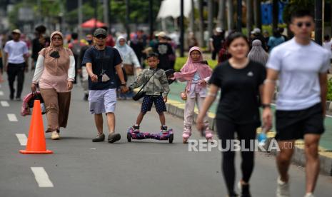 Warga beraktivitas saat Hari Bebas Kendaraan Bermotor (HBKB) di kawasan Bundaran Hotel Indonesia, Jakarta, Ahad (13/11/2022). Pemerintah kembali memperpanjang masa pemberlakuan pembatasan kegiatan masyarakat (PPKM) level 1 Jawa-Bali selama 2 pekan, mulai 8 November hingga 21 November seiring dengan jumlah lonjakan kasus harian Covid-19 yang mengalami peningkatan selama sepekan terakhir hingga 5000 kasus aktif, serta mengimbau masyarakat untuk tetap menerapkan protokol kesehatan yang ketat. Republika/Thoudy Badai