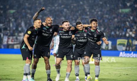 Pesepak bola Persib Bandung merayakan kemenangan seusai mencetak gol saat melawan PSBS Biak pada pertandingan BRI Liga 1 2024/2025 di Stadion Si Jalak Harupat, Kabupaten Bandung, Jawa Barat, Jumat (9/8/2024). Persib Bandung menang atas PSBS Biak dengan skor 4-1. Gol Persib dicetak David da Silva pada menit ke-18 dan 85, Beckham Putra menit ke-65 dan Ciro Alves menit 77. Satu gol PSBS Biak dicetak oleh Alexsandro pada menit ke-52. 