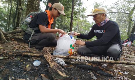 Tim Republika Jabar dan Pecinta Alam Mahasiswa Olah Raga (PAMOR) UPI melakukan bersih-bersih hutan saat survai lapangan di Gunung Palasari, pekan lalu. Republika Jabar dan Pamor akan menjelajah Gunung Palasari dan Manglayang di Kecamatan Cilengkrang, Kabupaten Bandung, untuk memungut sampah anorganik yang mengotori hutan kedua gunung tersebut pada ajang Bebersih Leuweung 27-28 Januari 2024.