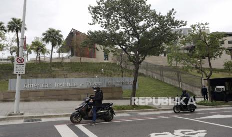  Pengendara menunggu lampu lalu lintas di depan American Institute di Taiwan, atau AIT di Taipei, Taiwan, Rabu, 10 November 2021. AS memiliki hubungan yang kuat tetapi informal dengan Taiwan, dan ketegangan telah meningkat antara AS dan China selama beberapa masalah termasuk Hong Kong, Laut Cina Selatan, pandemi virus corona dan perdagangan.