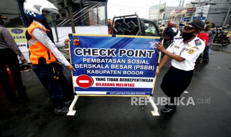 PDP Bogor Tambah 10 Pasien. Petugas Dishub Kabupaten Bogor mempersiapkan rambu-rambu jelang diberlakukan Pembatasan Sosial Berskala Besar (PSBB) di Jalan Raya Bogor, Cibinong, Bogor, Jawa Barat, Selasa (14/4/2020). Untuk mecegah meluasnya penyebaran virus Corona (COVID-19), Pemerintah Kabupaten Bogor mengajak seluruh lapisan masyarakat untuk menaati peraturan-peraturan di saat diberlakukanya PSBB di Kabupaten Bogor pada Rabu (15/4/2020)