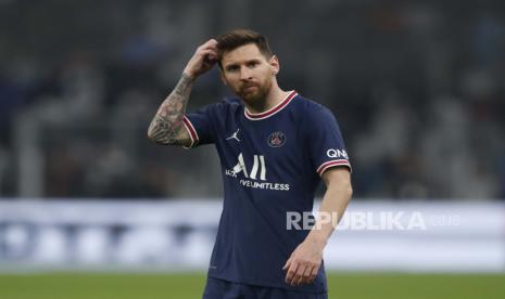  Lionel Messi dari Paris Saint Germain beraksi pada pertandingan sepak bola Ligue 1 Prancis antara Olympique Marseille dan Paris Saint Germain di Stadion Velodrome di Marseille, Prancis selatan, Senin (25/10) dini hari WIB.