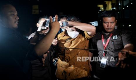 Plh Direktur Jenderal Mineral dan Batubara (Minerba) di Kementerian Energi dan Sumber Daya Mineral (ESDM), Muhammad Idris Froyoto Sihite berjalan menutup wajahnya usai menjalani pemeriksaan di Gedung Merah Putih KPK, Jakarta, Senin (3/4/2023). KPK melakukan pemeriksaan terhadap Muhammad Idris Froyoto Sihite untuk dimintai keterangan sebagai saksi dalam kasus dugaan korupsi manipulasi tunjangan kinerja atau tukin pegawai Kementerian ESDM tahun 2020-2022.