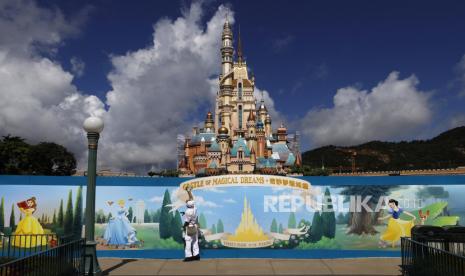 Seorang anggota staf membersihkan poster untuk mencegah penyebaran coronavirus baru, di Disneyland Hong Kong pada hari Rabu, 17 Juni 2020, sehari sebelum taman hiburan dibuka kembali setelah hampir empat bulan penutupan karena pandemi coronavirus. Pada 17 Juli 1955, Disneyland dibuka untuk pertama kalinya di dunia.