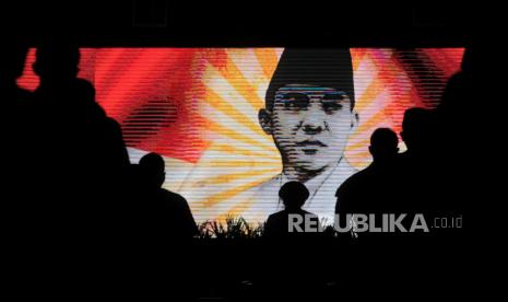 Kader PDI Perjuangan menyaksikan video kisah Presiden RI pertama Soekarno saat pengumuman bakal calon kepala daerah untuk Pilkada 2024.