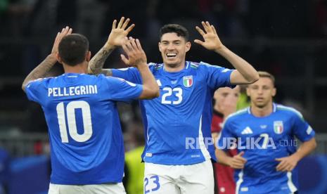 Pemain Italia Alessandro Bastoni melakukan selebrasi seusai mencetak gol ke gawang Albania pada pertandingan Grup B turnamen sepak bola Euro 2024 di Dortmund, Jerman, Ahad (16/6/2024) WIB. Italia berhasil meraih poin penuh dalam laga itu seusai menang dengan skor 2-1. Gol Italia dicetak Alessandro Bastoni di menit ke-11 dan Nicolo Barella di menit ke-16. Satu gol Albania dicetak oleh Nedim Bajrami di menit pertama pertandingan.