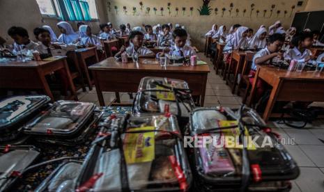 Sejumlah siswa makan bersama saat uji coba makan bergizi gratis di SDN Sentul 03, Kabupaten Bogor, Jawa Barat, Selasa (23/7/2024). 