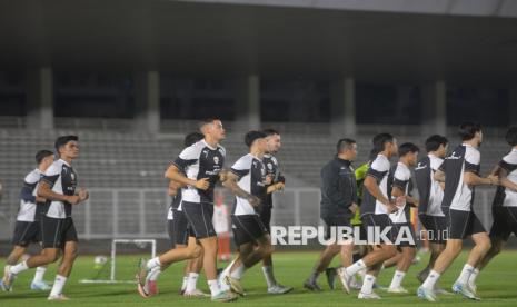 Sejumlah pesepak bola Timnas Indonesia mengikuti sesi latihan di Stadion Madya, Kompleks GBK, Jakarta, Selasa (12/11/2024). Latihan tersebut sebagai persiapan Timnas Indonesia jelang menghadapi Jepang pada putaran ketiga kualifikasi Piala Dunia 2026 zona Asia yang akan berlangsung pada Jumat (15/11/2024) di Stadion Utama Gelora Bung Karno. Latihan yang dipimpin langsung pelatih timnas Indonesia Shin Tae-yong tersebut diikuti oleh  27 pemain.