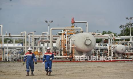 Pekerja beraktivitas di Lapangan Pertamina EP Sukowati Bojonegoro, Jawa Timur, Kamis (7/12/2023). 