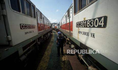 Pekerja melakukan perawatan lokomotif di Stasiun Tugu Yogyakarta, Rabu (29/4/2020). PT Kereta Api Indonesia (KAI) Daop 6 Yogyakarta memperpanjang pembatalan seluruh perjalanan kereta penumpang jarak jauh hingga 31 Mei 2020, guna mendukung kebijakan larangan mudik untuk mencegah penyebaran COVID-19