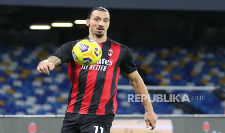  Penyerang Milan Zlatan Ibrahimovic beraksi saat pertandingan sepak bola Serie A Italia Napoli vs Milan di stadion San Paolo di Naples, Italia, 22 November 2020.