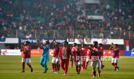 Pemain Timnas Indonesia U16 menyapa suporter usai mengalahkan Timnas Vietnam U16 saat pertandingan terakhir penyisihan grup A AFF U16 Putra 2022 di Stadion Maguwoharjo, Sleman, Yogyakarta, Sabtu (6/8/2022). Pada pertandingan ini Timnas Indonesia U16 berhasil menang atas Timnas Vietnam U16 dengan skor 2-1.