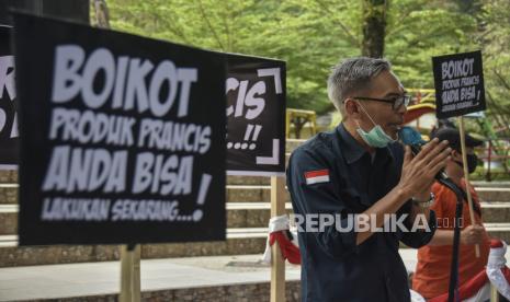 Koordinator aksi M Hafiz menyampaikan orasinya saat aksi seruan boikot produk Prancis di Mataram, NTB, Rabu (4/11/2020). Aksi kampanye seruan untuk mengajak masyarakat boikot produk barang dan jasa yang dikuasai Prancis tersebut sebagai bentuk protes dan kecaman terhadap pernyataan Presiden Prancis Emmanuel Macron yang dianggap menghina agama Islam.