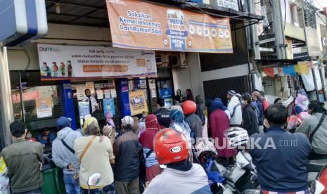 Antrian warga penerima Bantuan Produktif Usaha Mikro (BPUM) di Bank Rakyat Indonesia (BRI), Kecamatan Lembang, Kabupaten Bandung Barat. Untuk menghindari membludaknya warga, antrean pun dibatasi dan petugas selalu mengingatkan warga agar tetap memperhatikan protokol kesehatan.