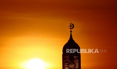 ILUSTRASI SUNSET, MENARA MASJID, ILALANG, SILUET