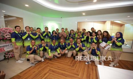 Board Member Sinar Mas, Fuganto Widjaja (tengah baju batik) bersama direksi dan karyawan Nanobank Syariah pada acara Peresmian PT Bank Nano Syariah di Jakarta (18/1/24).