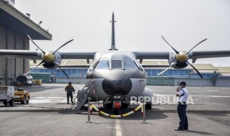 Pesawat terbang CN235-220 Maritime Patrol Aircraft (MPA) terparkir pada acara Ferry Flight di Hanggar Fixed Wing PTDI, Kota Bandung, Jumat (19/3). PT Dirgantara Indonesia melalui sebagian pendanaan dari Lembaga Pembiayaan Ekspor Indonesia (LPEI) dengan skema National Interest Account (NIA) melakukan ekspor satu unit pesawat terbang CN235-220 Maritime Patrol Aircraft (MPA) ke Senegal. Foto: Republika/Abdan Syakura