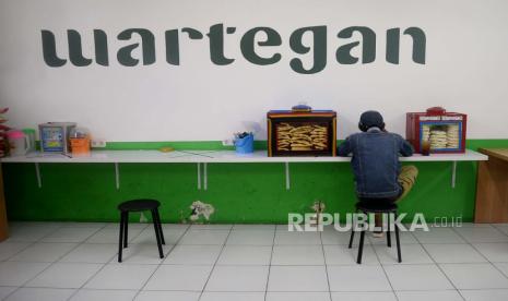 Seorang warga makan di Rumah Makan Wartegan, Ampera, Jakarta, Senin (26/7). Pemerintah memperpanjang PPKM level 4 hingga 2 Agustus 2021 dan terdapat beberapa perubahan aturan salah satunya yaitu warung makan diperbolehkan buka dengan protokol kesehatan yang ketat sampai dengan pukul 20.00 dan waktu makan untuk setiap pengunjung 20 menit. 