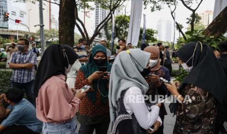 Gempa menyebabkan pegawai kantor di pusat Kota Cianjur berhamburan ke luar.