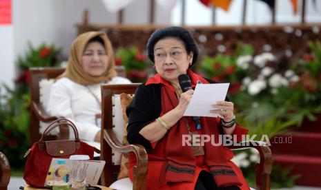 Ketua Umum PDI Perjuangan Megawati Soekarnoputri memberikan sambutan saat pendaftaran bakal pasangan calon presiden dan wakil presiden pada Pemilihan Umum 2024 di Gedung KPU, Jakarta, Kamis (19/10/2023). Pasangan Ganjar Pranowo dan Mahfud MD menjadi pasangan kedua yang mendaftar di KPU sebagai bakal pasangan calon presiden dan wakil presiden 2024. Sebelumnya pasangan Anies- Muhaimin (AMIN) juga mendaftar pada hari ini.