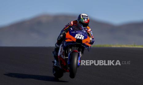  Pembalap Portugal Miguel Oliveira dari KTM Tech 3 Team saat sesi pemanasan untuk Grand Prix Sepeda Motor Portugal di trek balap Algarve International, selatan Portugal, 22 November 2020.