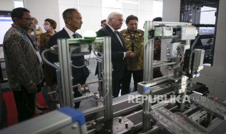 Presiden Federasi Jerman Frank-Walter Steinmeier (kedua kanan) didampingi Menko bidang Perekonomian Airlangga Hartarto (kanan) dan Menteri Perindustrian Agus Gumiwang Kartasasmita (kedua kiri) melihat Lab Electronic & Automotive Component Manufacturing saat menghadiri Pertemuan Bisnis dengan Delegasi Bisnis Indonesia-Jerman di Gedung Pusat Industri Digital Indonesia 4.0 (PIDI 4.0), Jakarta, Kamis (16/6/2022). Indonesia memikat investasi asal Jerman dengan menunjukkan eksistensi PIDI 4.0, sebagai tanda bahwa manufaktur di tanah air tengah menuju transformasi digital melalui Making Indonesia 4.0. 