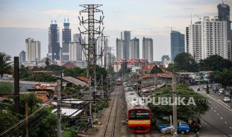 KRL Commuter Line melintas dengan latar belakang gedung bertingkat di Pejompongan, Jakarta. Badan Anggaran (Banggar) DPR menyepakati pelebaran defisit anggaran rancangan anggaran pendapatan dan belanja negara (RAPBN) Tahun 2022 sebesar 4,8 persen. 