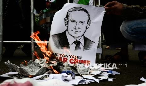 Poster Benjamin Netanyahu dibakar