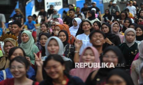 Warga mengikuti kegiatan parade Hari Kartini di kawasan Bundaran Hotel Indonesia, Jakarta, Ahad (20/4/2025). Kegiatan tersebut dalam rangka memperingati hari kartini yang diperingati setiap 21 April. Para peserta mengikuti parade dengan mengenakan kebaya dan pakaian tradisional dari berbagai daerah. Tak hanya itu, sejumlah peserta terlihat membawa poster berisi pesan-pesan inspiratif dan peran perempuan pada masyarakat masa kini. Kegiatan tersebut digelar dalam rangka menggaungkan nilai-nilai kesetaraan perempuan yang digaungkan dan diperjuangkan Kartini.