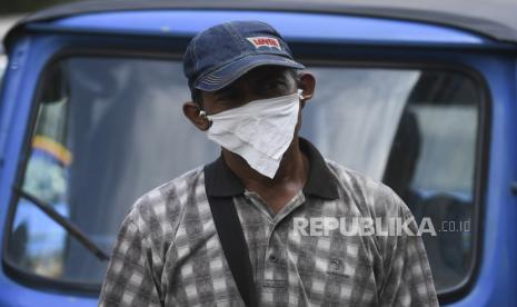 Seorang sopir bajai menunggu penumpang dengan mengenakan masker dari tisu di Pasar Senen, Jakarta, Kamis (26/3/2020). Pemerintah akan menyalurkan insentif berupa bantuan langsung tunai (BLT) untuk mendorong daya beli masyarakat ditengah pandemi virus corona atau Covid-19