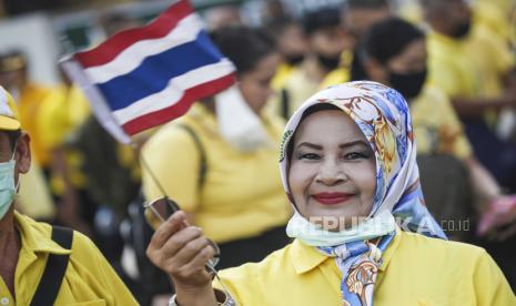  Seorang royalis Thailand mengibarkan bendera nasional Thailand selama protes balasan terhadap unjuk rasa anti-pemerintah di monumen demokrasi di Bangkok, Thailand, 14 Oktober 2020. Pengunjuk rasa pro-demokrasi mengambil bagian dalam unjuk rasa melawan elit royalis dan yang didukung militer pemerintah menyerukan pengunduran diri Perdana Menteri Thailand Prayut Chan-o-cha, penulisan ulang piagam baru monarki yang direformasi di bawah konstitusi.