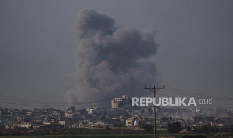 Asap mengepul menyusul pemboman Israel di Jalur Gaza, terlihat dari Israel selatan, Senin, (8/12024).