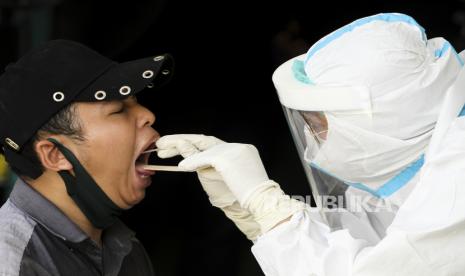 Tim Gugus Tugas Percepatan Penanganan Covid-19 Kabupaten Indramayu kembali menggelar pemeriksaan swab massal. Kali ini, sasarannya adalah pedagang dan pengunjung Pasar Karangampel.