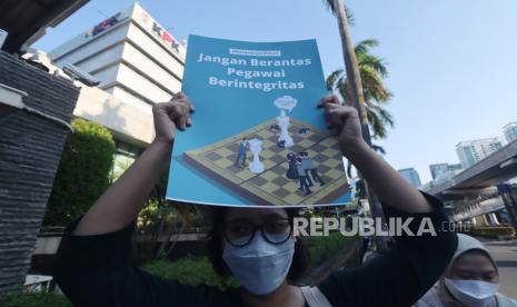 Sejumlah Pegawai KPK (nonaktif) bersama Solidaritas Masyarakat Sipil, melakukan aksi damai di depan Gedung ACLC - KPK, Jakarta, Jumat (17/9/2021). Dalam aksi tersebut mereka menulis surat kepada Presiden untuk menepati jainjinya untuk memberantas korupsi di Indonesia salah satunya dengan  membatalkan Tes Wawasan Kebangsaan (TWK) yang memecat 57 pegawai KPK berintegritas karena dinilai sebagai bentuk pelemahan pemberantasan korupsi.  