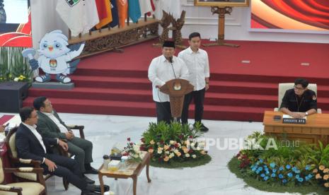 Pasangan Presiden dan Wakil Presiden terpilih Prabowo Subianto-Gibran Rakabuming Raka saat menyampaikan pidato dalam rapat pleno penetapan pasangan calon presiden dan wakil presiden terpilih pemilihan umum 2024 di Gedung KPU, Jakarta, Rabu (24/4/2024).