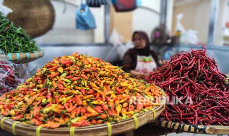 Komoditas cabai yang dijual di Pasar Legi, Kota Solo, Jawa Tengah, Jumat (23/2/2024). 